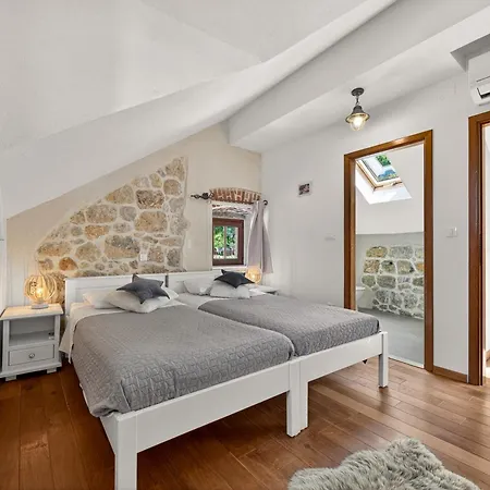 Stone-exceptional Private Estate Vila *